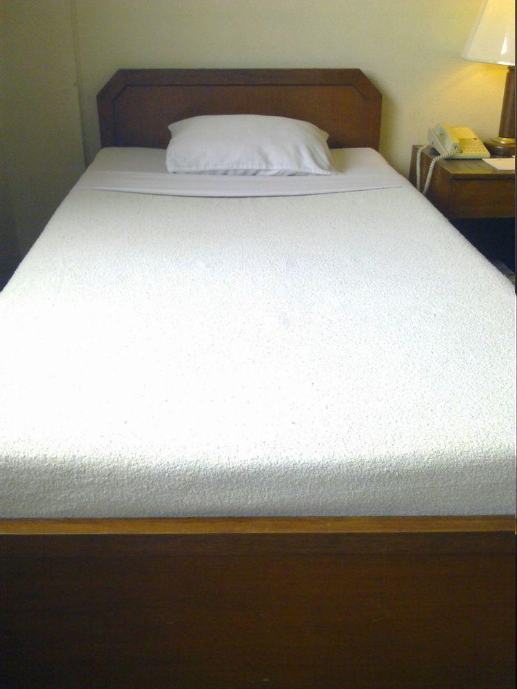 Mabini Mansion Hotel & Residential Suites Манила Екстериор снимка