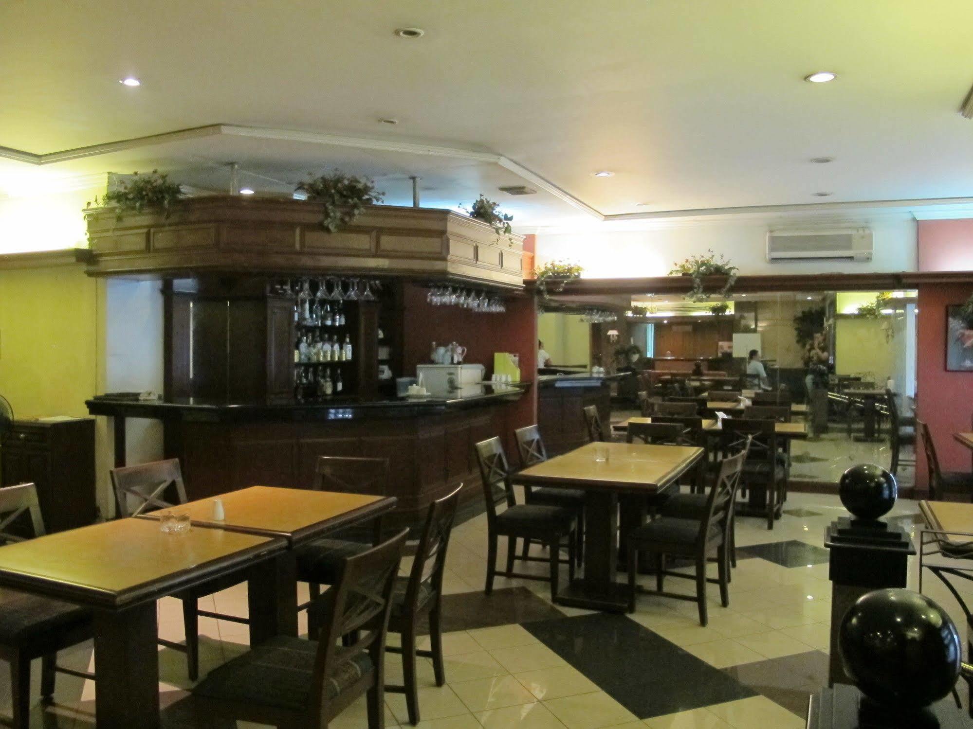 Mabini Mansion Hotel & Residential Suites Манила Екстериор снимка