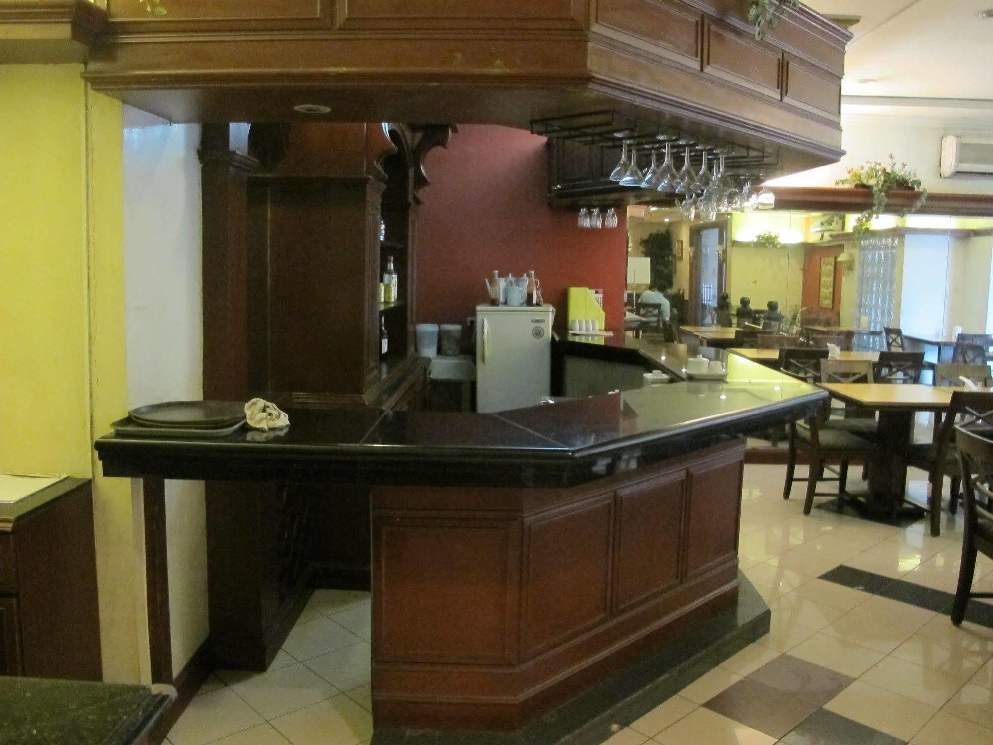 Mabini Mansion Hotel & Residential Suites Манила Екстериор снимка
