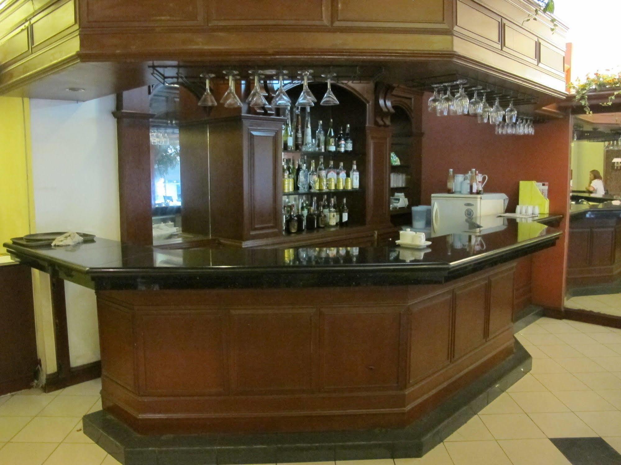 Mabini Mansion Hotel & Residential Suites Манила Екстериор снимка