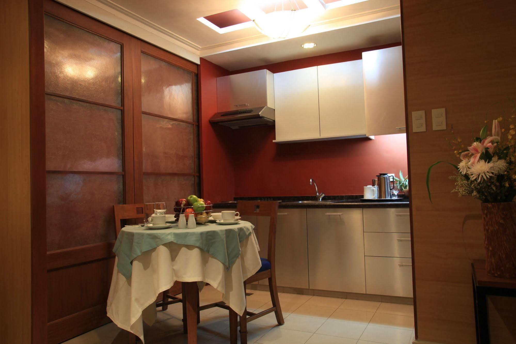 Mabini Mansion Hotel & Residential Suites Манила Екстериор снимка