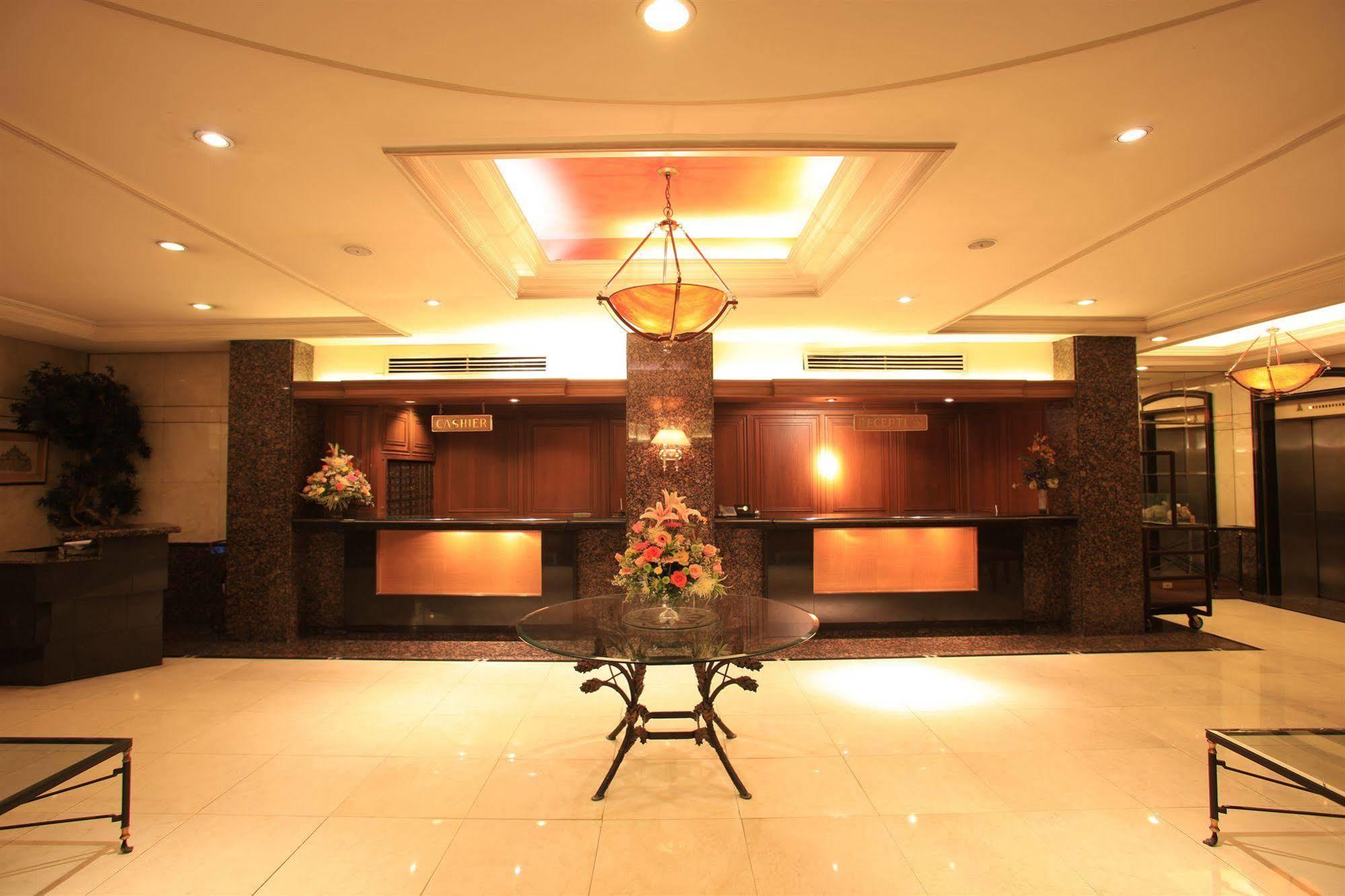 Mabini Mansion Hotel & Residential Suites Манила Екстериор снимка